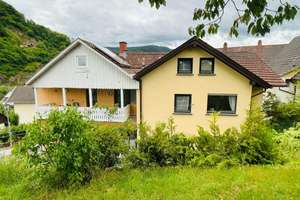 Gemeinsam leben, individuell wohnen - großzügiges Zweifamilienhaus  mit Garten & drei Wohneinheiten