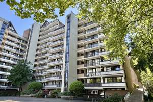 Vollständig renovierte 4-Zimmer-Wohnung im 3. OG mit 2 Balkonen und Garage in Köln-Weiden