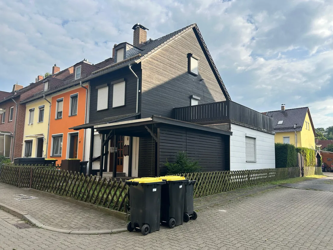 Gemütliches Reihenendhaus mit XL-Dachterrasse, Terrasse, Garten und zwei Garagen – Hausansicht