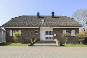 Leerstehendes Zweifamilienhaus in ruhiger Lage mit tollem Südgarten  – Die vollständige Adresse der Immobilie erhältst du vom Anbieter., 41334 Nettetal – Vorschaubild 1