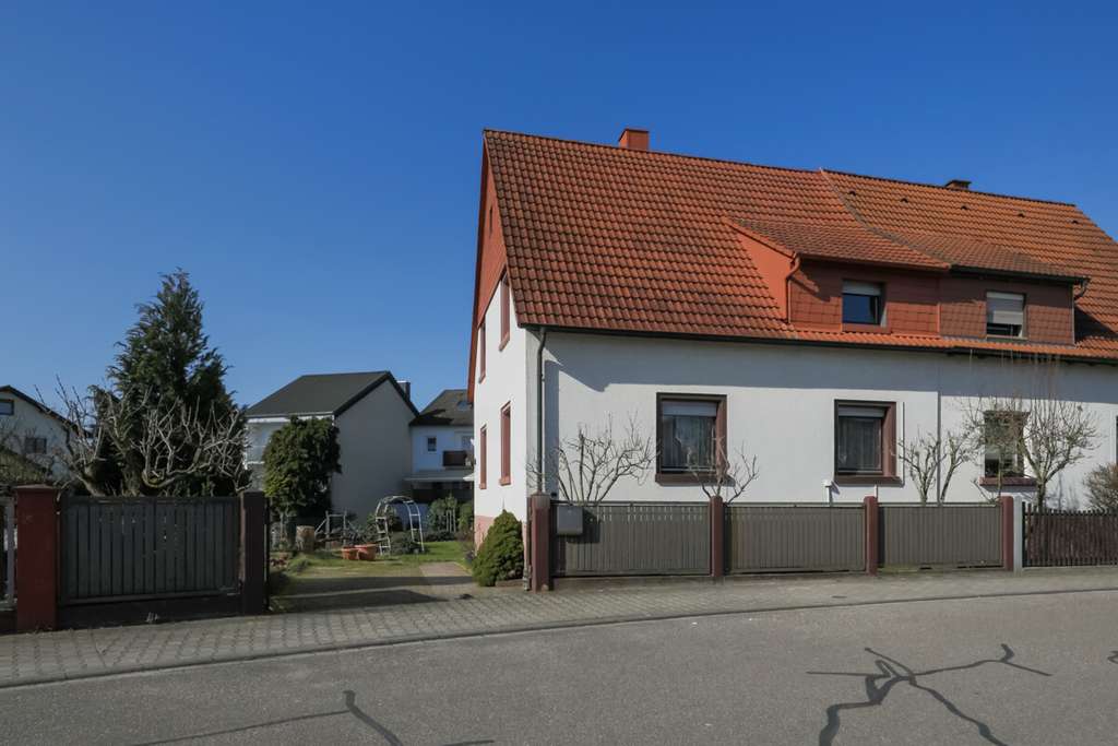 Immobilie in Linkenheim-Hochstetten - Einfamilienhaus mit großem Grundstück in ruhiger Lage von Linkenheim - Bild 1