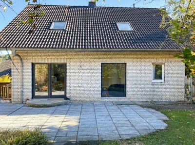 Massivbau-Juwel für Familien: Zeitloses Zweifamilienhaus mit Kamin, Photovoltaik und Wallbox