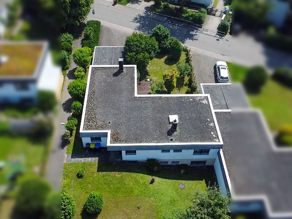 Haus von hinten mit Garten - G