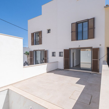 Elegantes Reihenhaus für Familien zum Verkauf in Colonia de Sant Jordi mit Pool und Garage