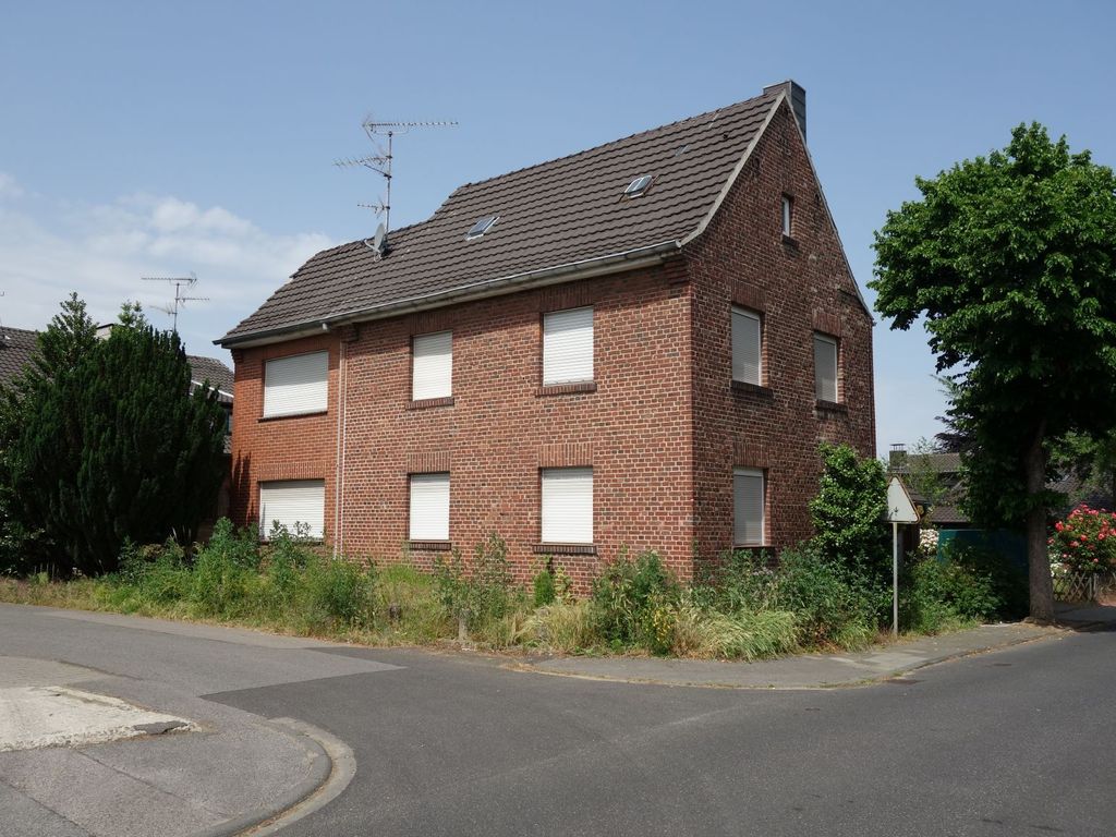 Sanierungsbedürftiges, freist. EFH mit Garage u. Keller in