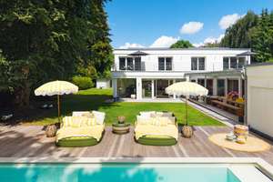 Weitläufig und lichterfüllt: Luxuriöses Familiendomizil mit Pool und traumhaftem Garten