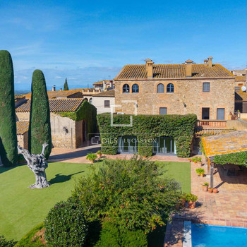 Villa in ausgezeichnetem Zustand mit 5 Schlafzimmern zum Verkauf in Baix Empordà