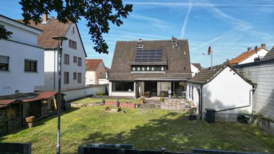 Energetisch Modernisiertes Einfamilienhaus mit Photovoltaikanlage, Luftwärmepumpe und Kaminofen