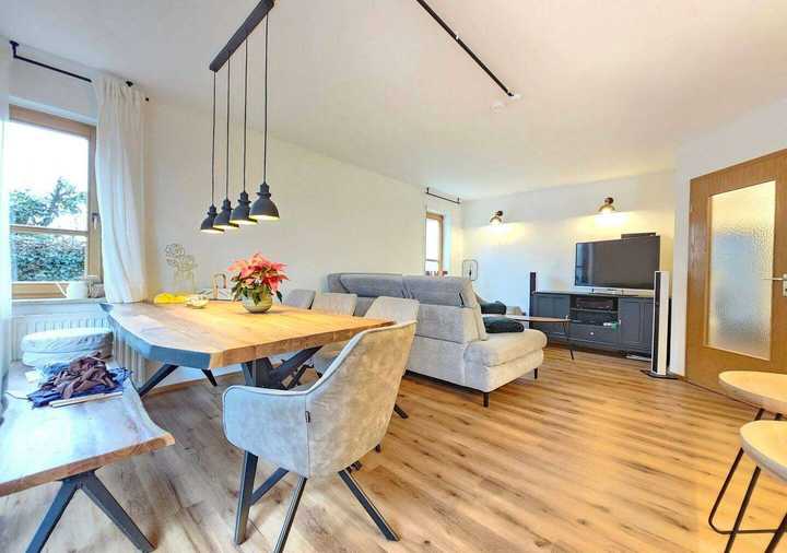 Frisch renoviert: Lichtdurchflutete 3-Zimmer-Wohnung mit Garten
