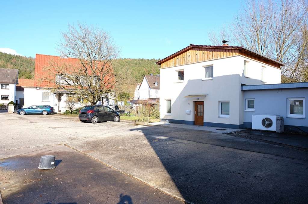 Immobilie in Wildeck - Exklusives Angebot: 2 Häuser, 1 Büroeinheit, 3 Garagen, Hof und Garten in Richelsdorf ! - Bild 3