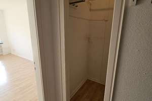 Schöne, helle 1-Zimmer-Wohnung  mit großem Balkon in Kiel-Innenstadt – Die vollständige Adresse der Immobilie erhältst du vom Anbieter., 24103 Exerzierplatz, Kiel – Vorschaubild 4