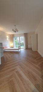 PAUSCHALMIETE-Kernsanierte, möblierte Erdgeschosswohnung mit kleiner Terrasse & Blick in den Garten