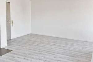 Einziehen & Losleben: Frisch renovierte 2-Zimmer-Wohnung mit Tiefgarage in KA-Oberreut – Woerishofferstraße 12, 76189 Oberreut, Karlsruhe – Vorschaubild 2