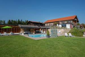 HOFANWESEN MIT EXKLUSIVEM CHALET STILVOLL MODERNISIERT MIT POOL UND PANORAMABLICK – Die vollständige Adresse der Immobilie erhältst du vom Anbieter., 83313 Siegsdorf – Vorschaubild 1