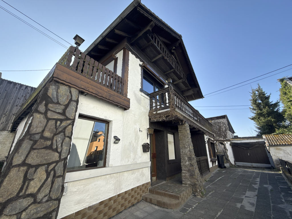 renovierungsbedürftiges Einfamilienhaus mit Garage in zentraler Ortslage, Neuwied Kreis – Bild 1