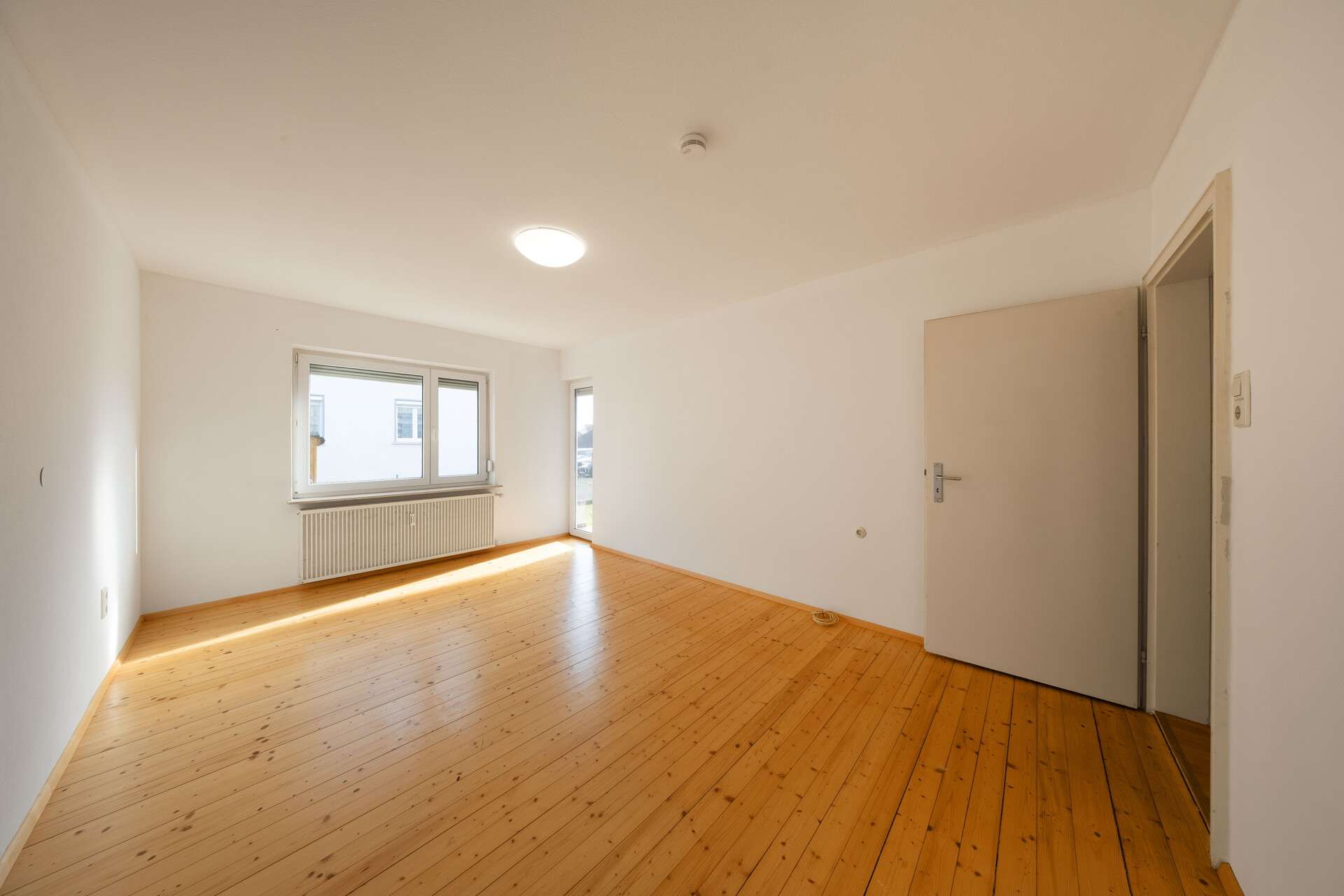 Immobilie in Aulendorf - Sofort bezugsfrei!
Großzügiges Zweifamilienhaus mit Potenzial in attraktiver Lage von Aulendorf - Bild 1