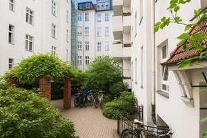 Solide Kapitalanlage im begehrten Charlottenburg: Vermietete Altbauwohnung mit Balkon – Fritschestr. 77, 10585 Charlottenburg, Berlin – Vorschaubild 3