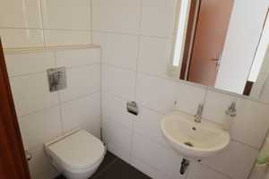 Rheinnähe: Attraktive Doppelhaushälfte! Neue Böden, Kamin, hochw. EBK, 3 Bäder und Garage – Düsseldorf – Vorschaubild 15