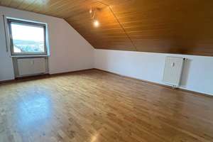 Charmante Dachgeschosswohnung mit Fernblick in Neunburg vorm Wald zu vermieten – Die vollständige Adresse der Immobilie erhältst du vom Anbieter., 92431 Neunburg vorm Wald – Vorschaubild 4