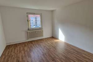 Großzügige 7-Zimmer-Erdgeschosswohnung mit Renovierungsbonus – Viel Platz für Ihre Ideen!