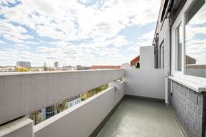 Morgensonne mit Ausblick: 2-Zimmer-Wohnung mit Balkon, Badewanne und Parkett nahe Ku'damm – Eisenzahnstraße 12, 10709 Wilmersdorf, Berlin – Vorschaubild 7