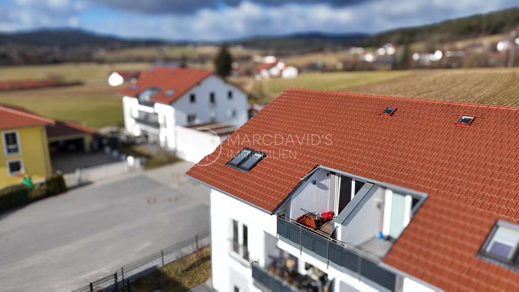 Immobilie in Bad Kötzting - Neu! Neuwertige 3-Zi-DG-Wohnung mit Loggia, EBK, Garage & Stellplatz - Bild 1