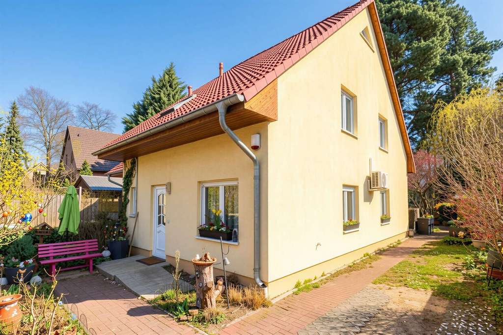 Immobilie in Schöneiche bei Berlin - FAMILIENIDYLLE VOR DEN TOREN BERLINS - DOPPELHAUSHÄLFTE MIT GARTENPARADIES IN SCHÖNEICHE - Bild 0