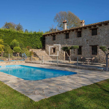 Charmantes restauriertes Bauernhaus mit 10 Hektar Land, 7 Schlafzimmern, Pool, Nebengebäuden und liz