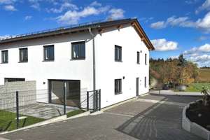 Sofort beziehbare DHH mit Doppelcarport und PV (KFW40) – Die vollständige Adresse der Immobilie erhältst du vom Anbieter., 94424 Arnstorf – Vorschaubild 2