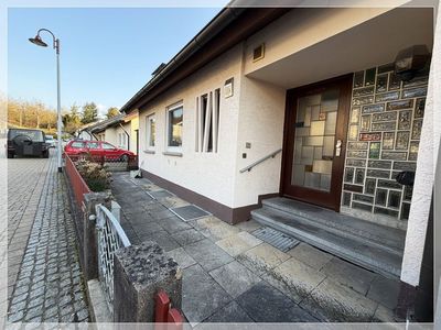 Charmante Doppelhaushälfte mit großem Grundstück  Potenzial in ruhiger Lage von Ebersbach-Sulpach