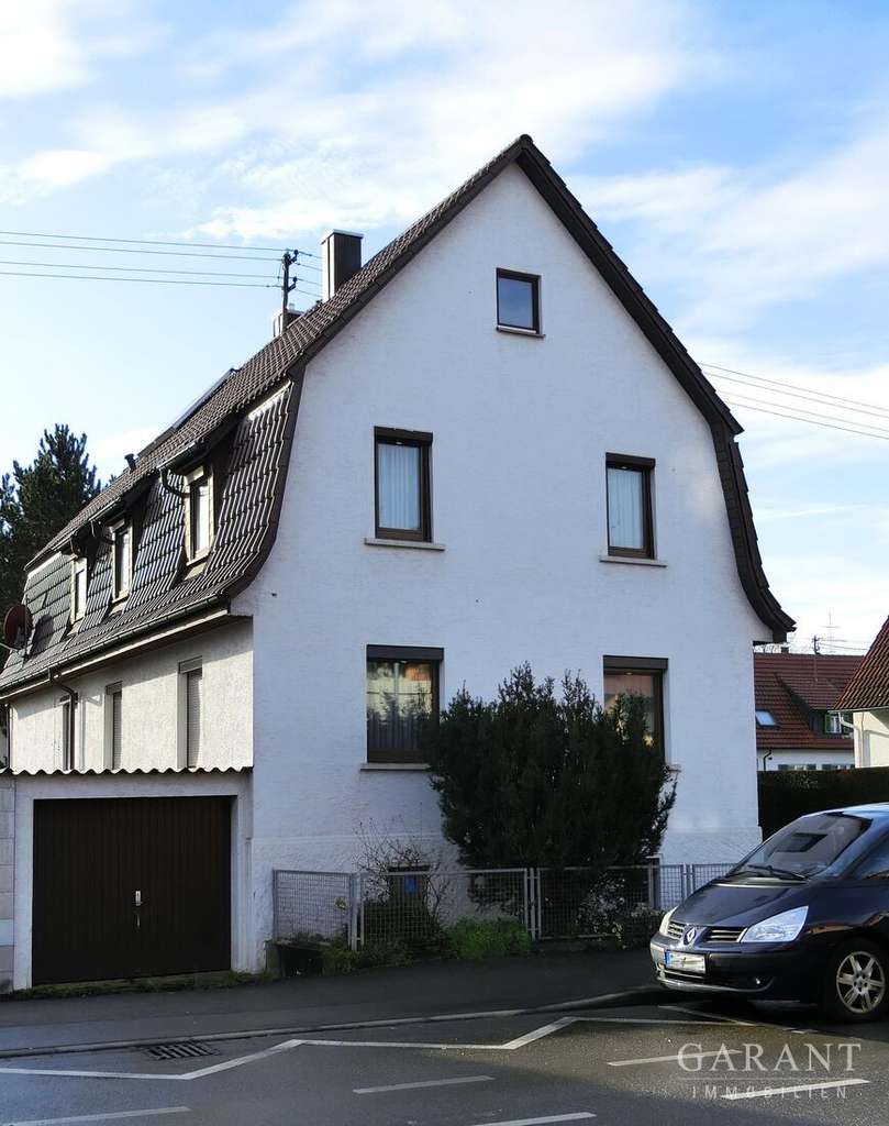 Immobilie in Kirchheim unter Teck - Freistehendes Ein-/Zweifamilienhaus mit Garage, Carport und Garten - Bild 0