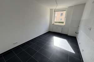 Sie lieben große Küchen - neues Wannenbad mit Fenster - Duisburg