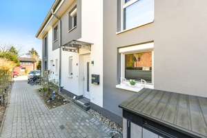 Neuwertiges modernes Townhouse in KFW 40 Standard A+ mit hübscher Terrasse und 2 Stellplätzen – Die vollständige Adresse der Immobilie erhältst du vom Anbieter., 23866 Nahe – Vorschaubild 3