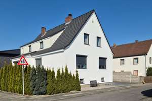 Kernsaniertes Zweifamilienhaus in ruhiger Lage im Sandkamp – Die vollständige Adresse der Immobilie erhältst du vom Anbieter., 38442 Sandkamp, Wolfsburg – Vorschaubild 1