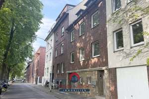 MG-RHEYDT: SANIERTE 2,5-ZIMMERWOHNUNG MIT KÜCHE IM ZWEITEN OBERGESCHOSS +GEPFLEGTES 3-PARTEIENHAUS