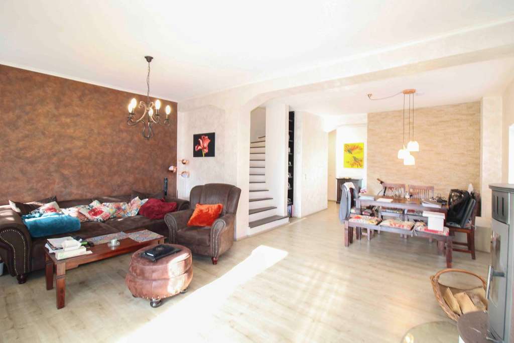 Immobilie in Vechelde - Stilvoll modernisiertes Reihenendhaus mit Terrasse, Kamin & Garage in Groß Gleidingen
 - Bild 3