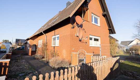 Bild von Freistehendes Einfamilienhaus mit zwei Garagen und Garten in Vechelade