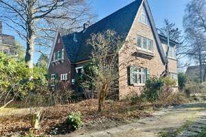 Hamburg-Zylinderviertel: Verwunschenes Anwesen mit parkähnlichem Grundstück und würdigem Buchenhain