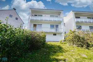 ***Wohnen mit Stil: Erdgeschosswohnung mit Balkon, Garten und Garage – Wuppertal – Vorschaubild 1