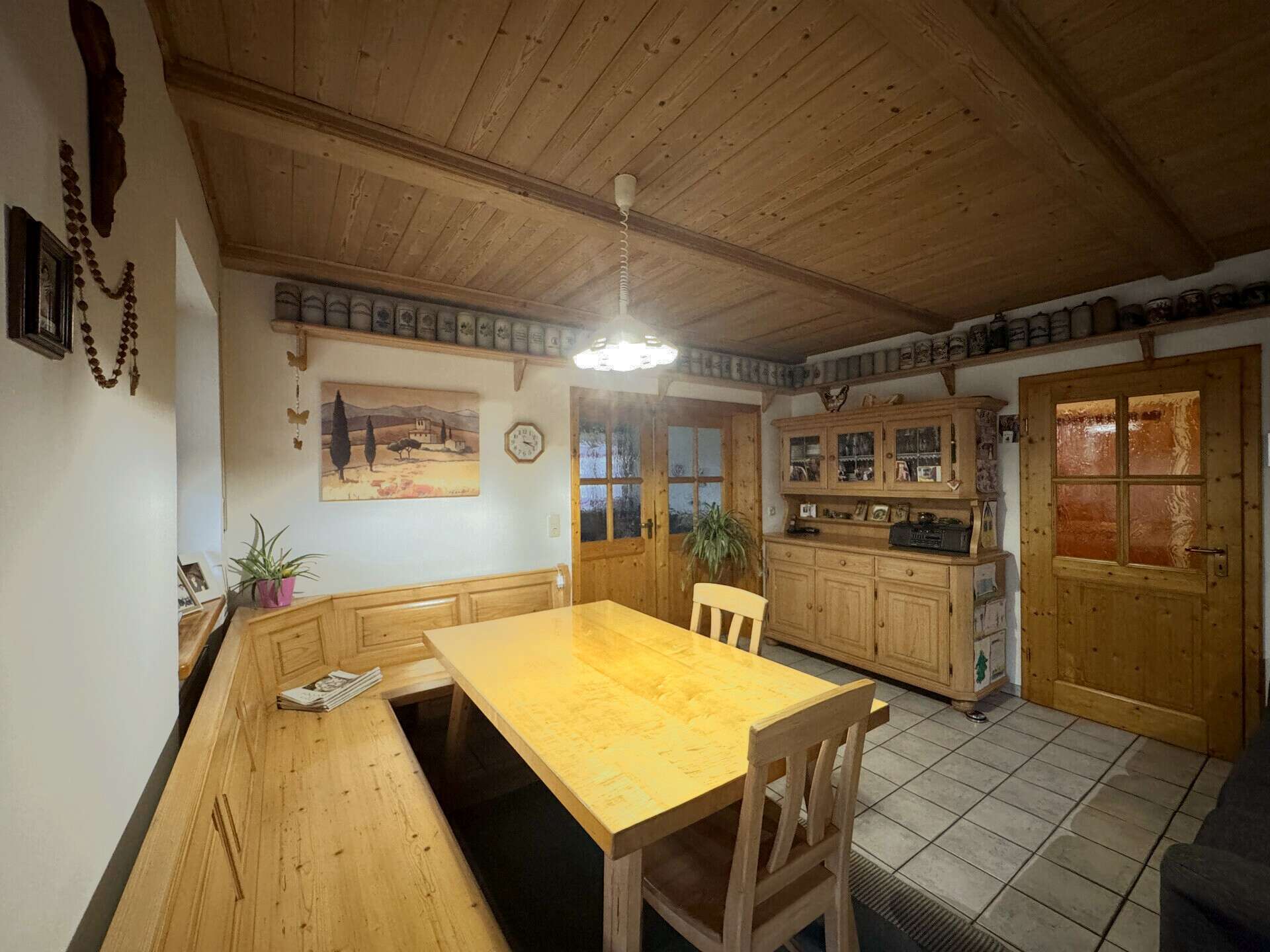 Immobilie in Bayerbach b. Ergoldsbach - Wohnhaus mit Weitblick & Freiraum – vielseitiges Anwesen mit Tierhaltung und zwei Einliegerwohnungen - Bild 4