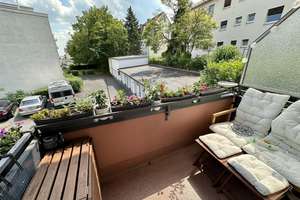 GEPFLEGTE WOHNUNG MIT BALKON UND GUTER INFRASTRUKTUR VOR DER HAUSTÜR