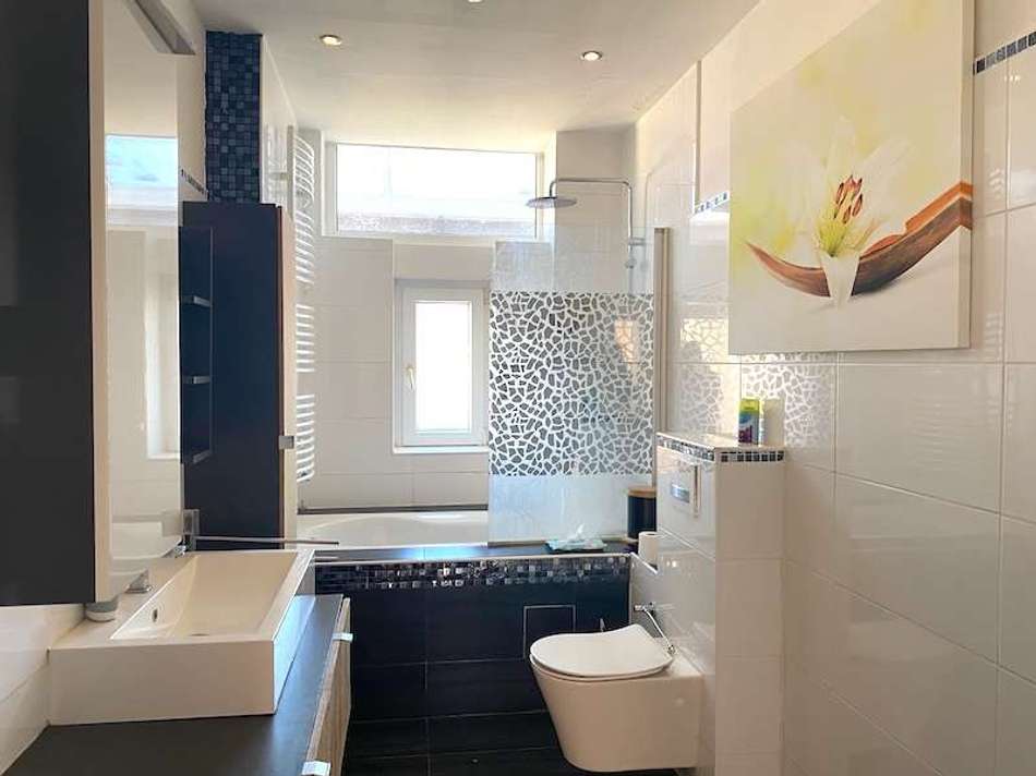 Badezimmer mit Fenster