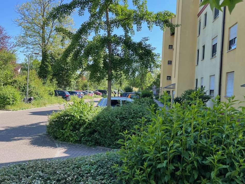 Vor dem Haus, Straßenseite