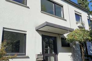 Schönes Einfamilien-Reihenhaus mit ausgebautem Dachstudio und Garage