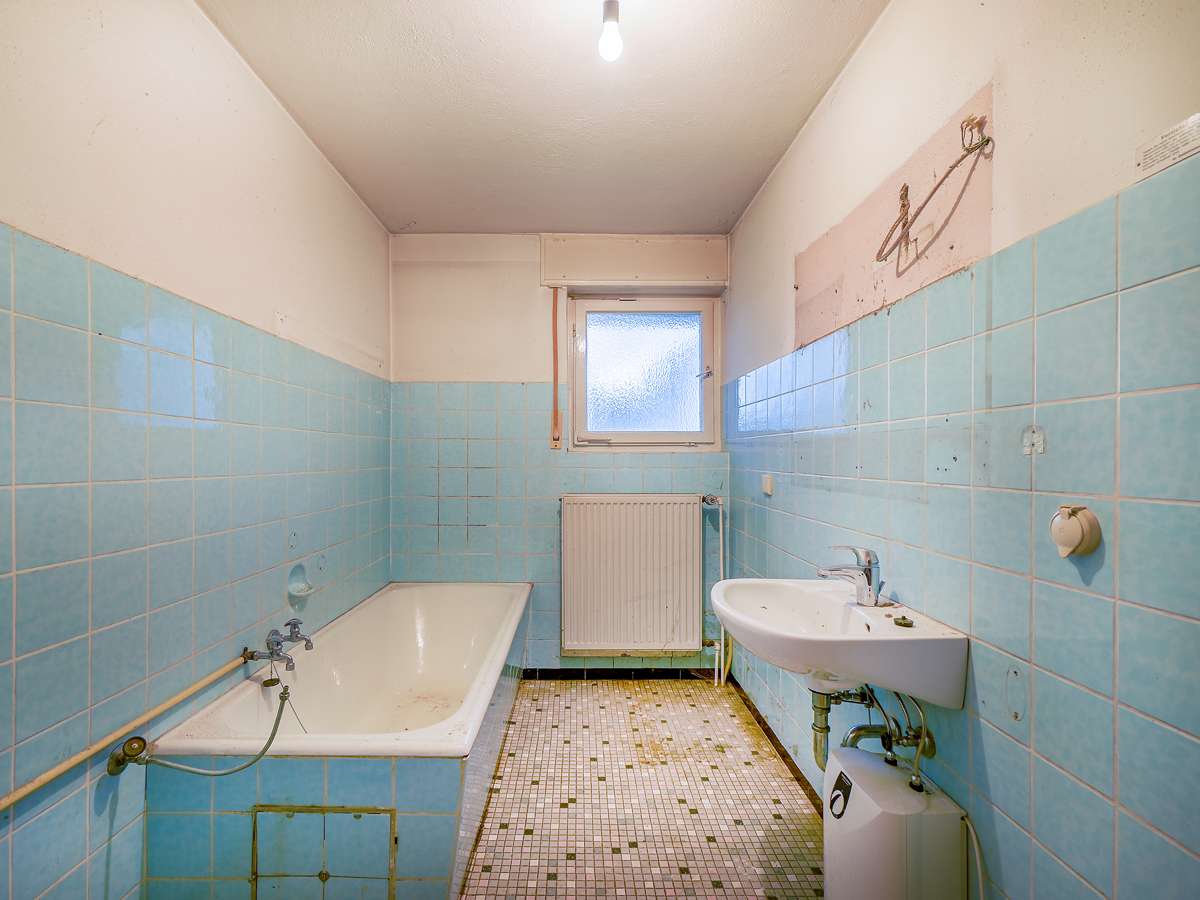 Immobilie in Marxzell - Sanierungsobjekt mit Potential: Zweifamilienhaus, großes Grundstück und viel Platz für Handwerk - Bild 2