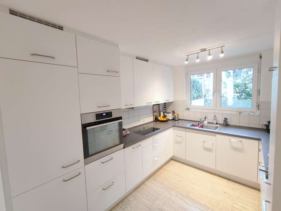 Küche mit Einbauküche