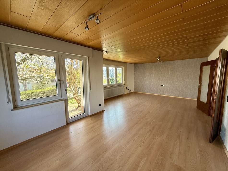 Vom Wohnzimmer ist die Terrass