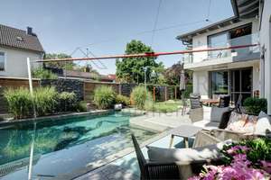 VERKAUF: Traumhaus in ruhiger Lage – Pool, Sauna & Whirlpool inklusive! – Die vollständige Adresse der Immobilie erhältst du vom Anbieter., 82205 Gilching – Vorschaubild 1