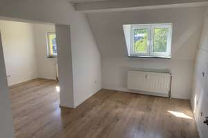 Helle Dachgeschosswohnung mit 6 Zimmern