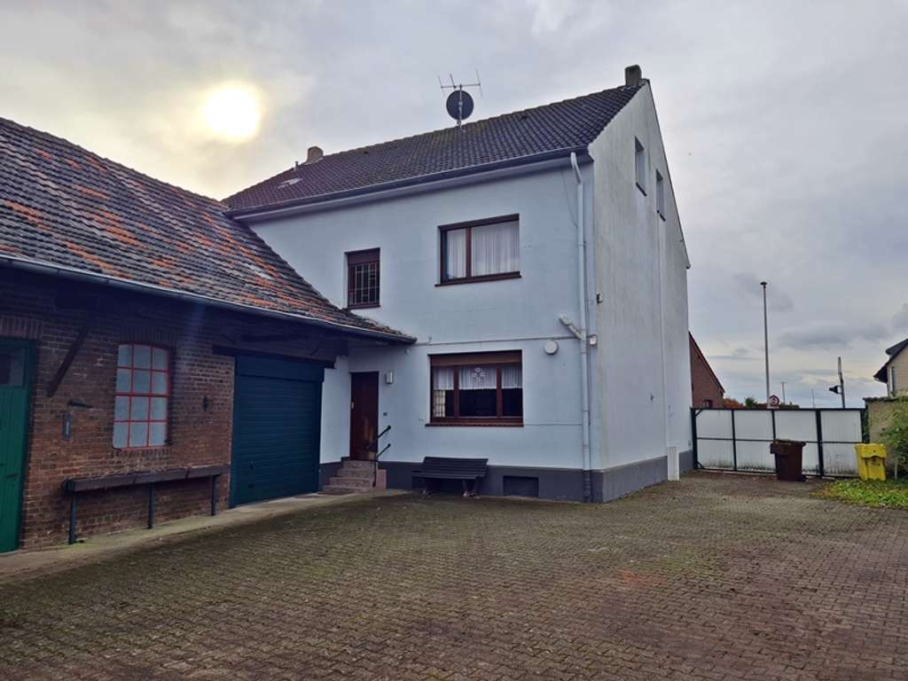 Kleingewerbe / Handwerker / Wohnmobil - Großes Haus mit Scheunen und Innenhof